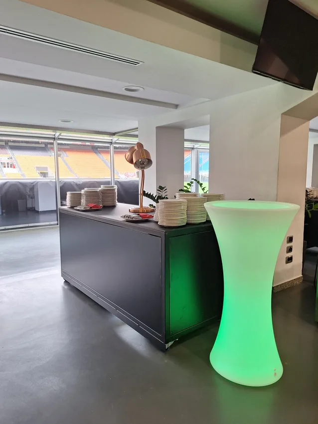 Tavolino & Vaso Skinny luminoso con piano in plexiglass - immagine 2