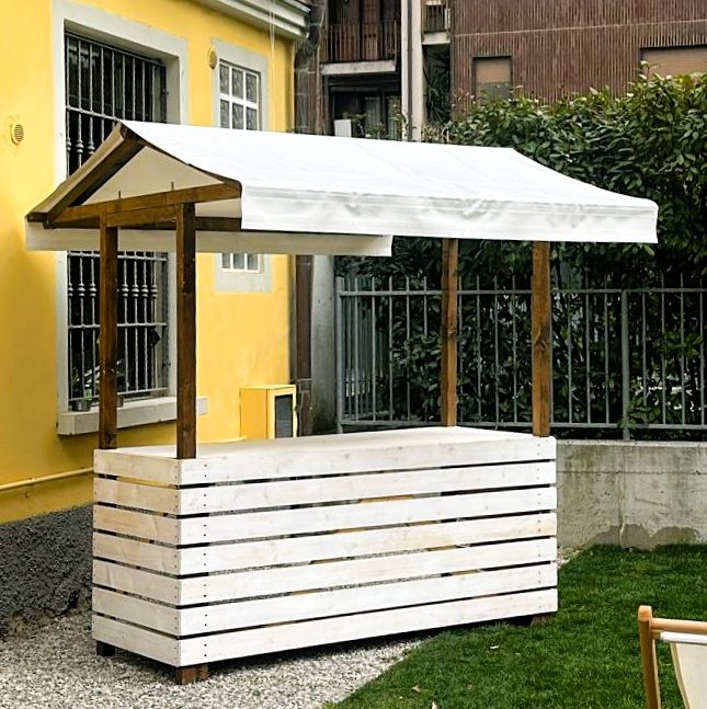 Bancarella in legno bianco disponibile a noleggio
