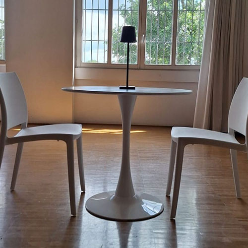 Lampada Polly nera per eventi disponibile a noleggio