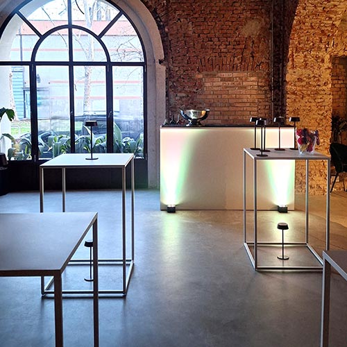 Tavolino alto bianco modello Breaking Large per eventi disponibile a noleggio