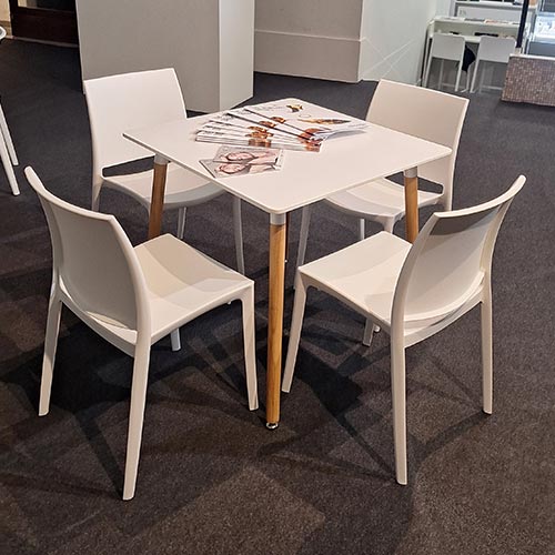 Tavolo quadrato Kim 80x80cm per eventi disponibile a noleggio
